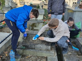 Artykuł: W ramach akcji #szkołapamięta - młodzież uporządkowała nagrobki - Zdjęcie 30116