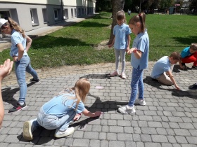 Artykuł: Co łączy cienie, kredę, kamienie i psa? - Zdjęcie 34771