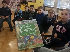 Artykuł: Poetka trudnych czasów - Zdjęcie 39023