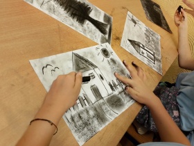 Artykuł: Barbórka w klasie 2b: sztuka węglem malowana - Zdjęcie 55954