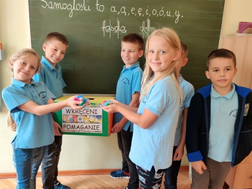 Artykuł: Klasa 2b już wkręciła się w pomaganie - Zdjęcie 27991