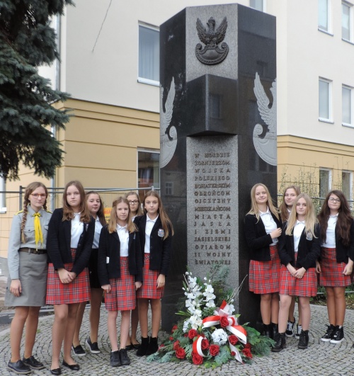 Artykuł: Uroczystym ślubowaniem uczniowie uczcili Święto Odzyskania Niepodległości - Zdjęcie 6534