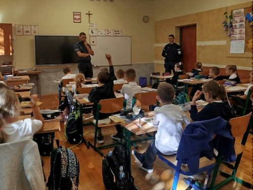 Artykuł: Nosimy odblaski i zakładamy kaski! Najmłodsi uczą się zasad ruchu - Zdjęcie 69071
